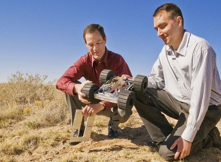 Científicos de Sandia mostrando un prototipo del robot