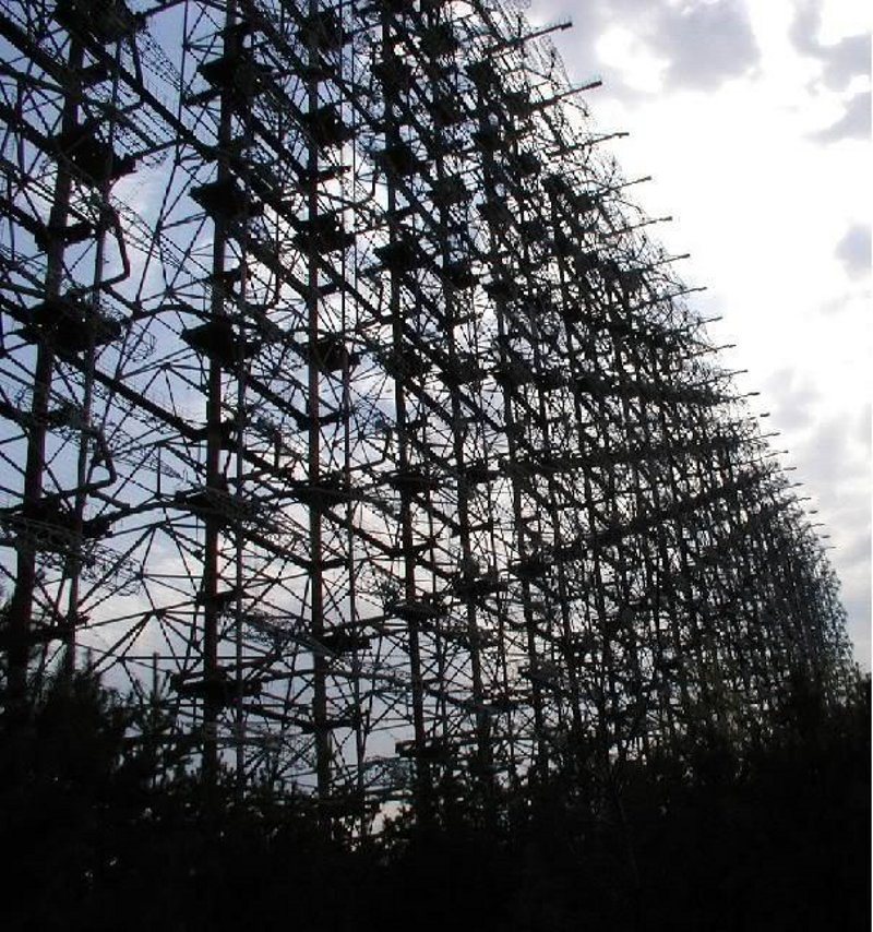 La altura de la antena cudruplica el tamaño de los pinos de la zona.