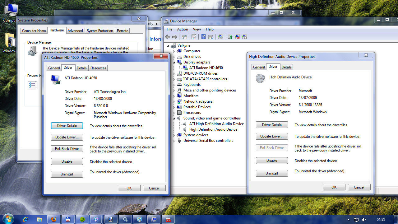 El controlador de vídeo es el oficial de ATI, pero el de audio fue instalado por Windows 7 sin inconvenientes