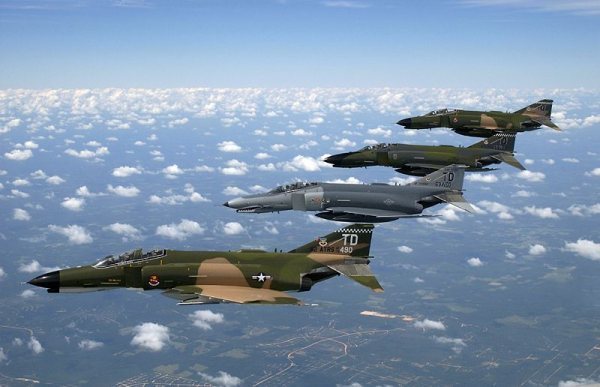 Si observan con cuidado podrán encontrar algunos F-4 como los que se ven en esta imagen