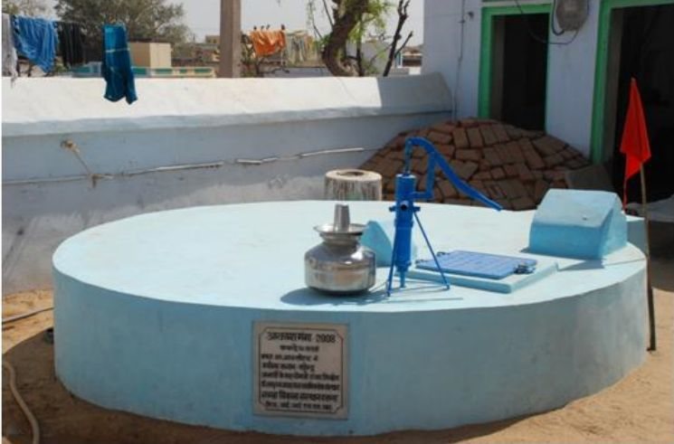 Almacenar el agua en tanques es uno de los pilares de Aakash Ganga