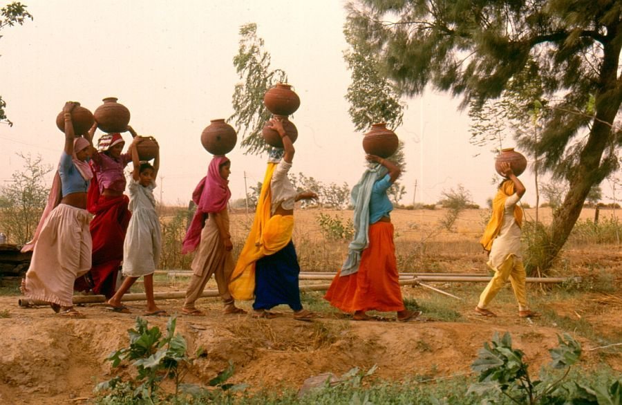 Mujeres indias llevando sus "matkas" con agua