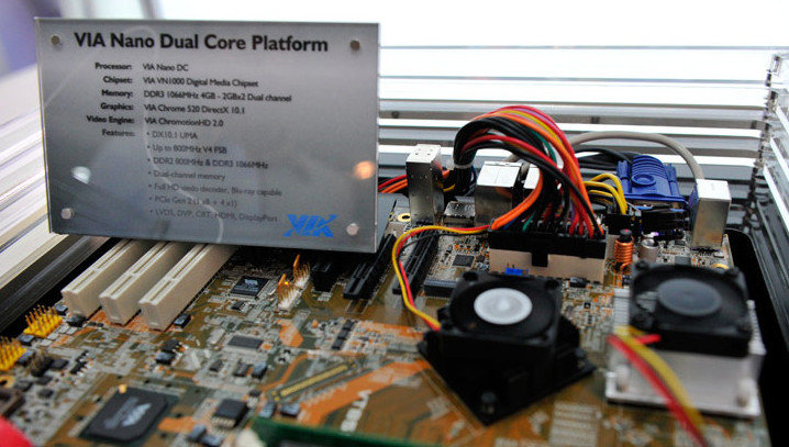 El Nano DC fue expuesto en una caja de acrílico, mientras corría una reproducción en 720p