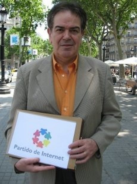 Ernest Payà luce orgulloso el logo de su genial proyecto político