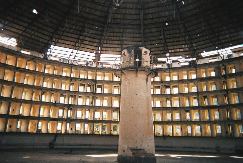 La columna central aloja a los guardias, que no pueden ser vistos por los reclusos.