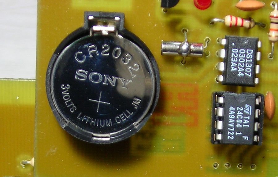 Una pequeña batería puede conservar el ajuste del DS1307 durante muchos años