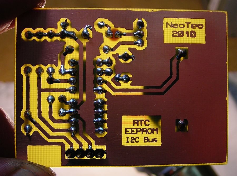 La placa terminada vista desde el lado del circuito impreso (lado solder)