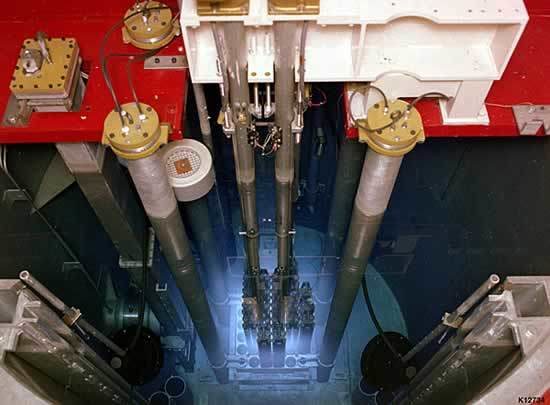 El efecto resulta muy visible en el interior de los reactores nucleares.