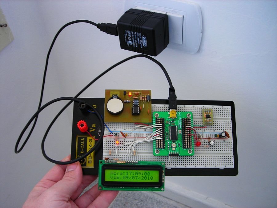 El conector USB se utiliza para programar el PIC y para suministrar alimentación al sistema