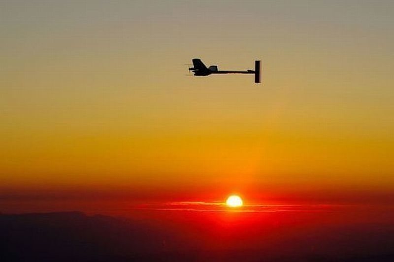 La aeronave muestra su esbelta figura al amanecer