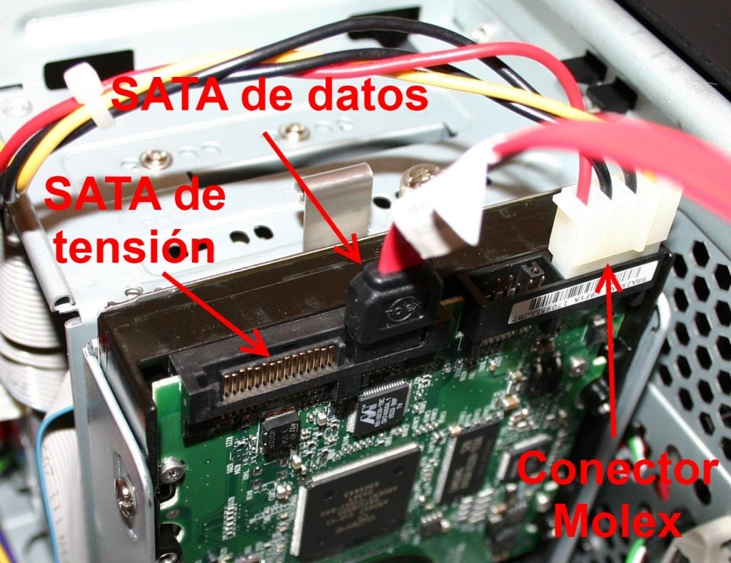 Un disco duro SATA ya instalado en su bahía. A pesar de contar con los dos conectores de tensión, sólo se utiliza uno de ellos.
