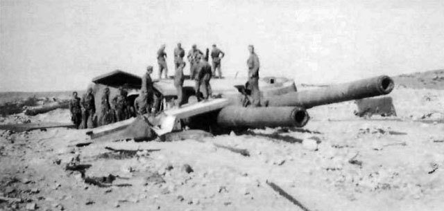 Tropas alemanas sobre los cañones destruidos de uno de los fuertes.