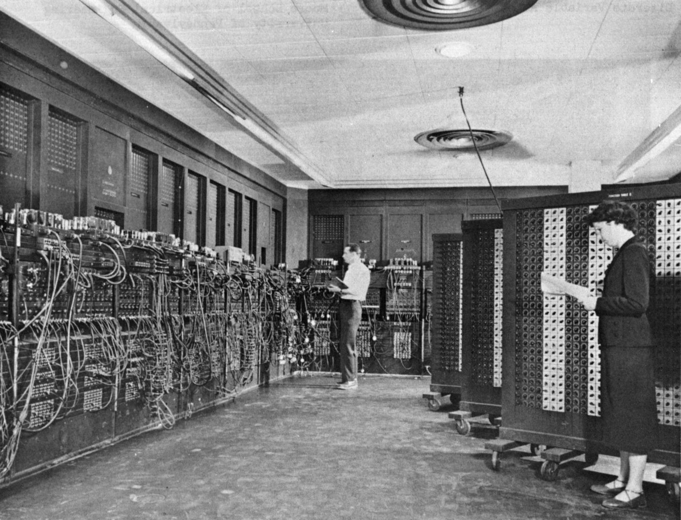 El ENIAC ocupaba unos 1600 metros cuadrados y pesaba 30 mil kilogramos.