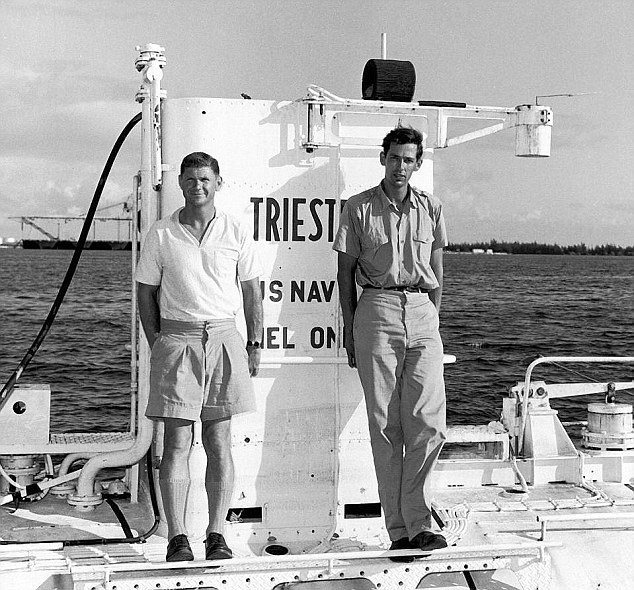 Jacques Piccard y Don Walsh en 1960 antes de emprender su viaje.