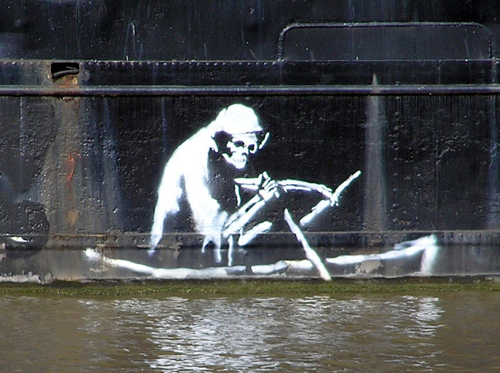 Imagen de la Muerte dibujada por Bansky en un barco de entretenimiento.