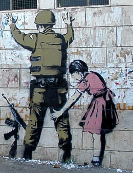 Imagen por Banksy de una niña registrando a un soldado inglés.