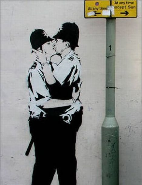 Imagen de dos policías londinense besándose en la calle.