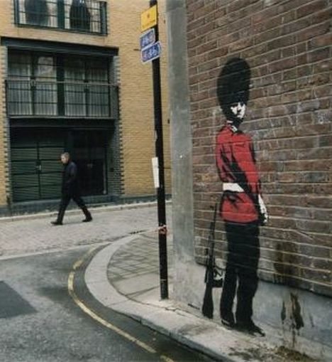 Imagen de un soldado inglés orinando en la calle.