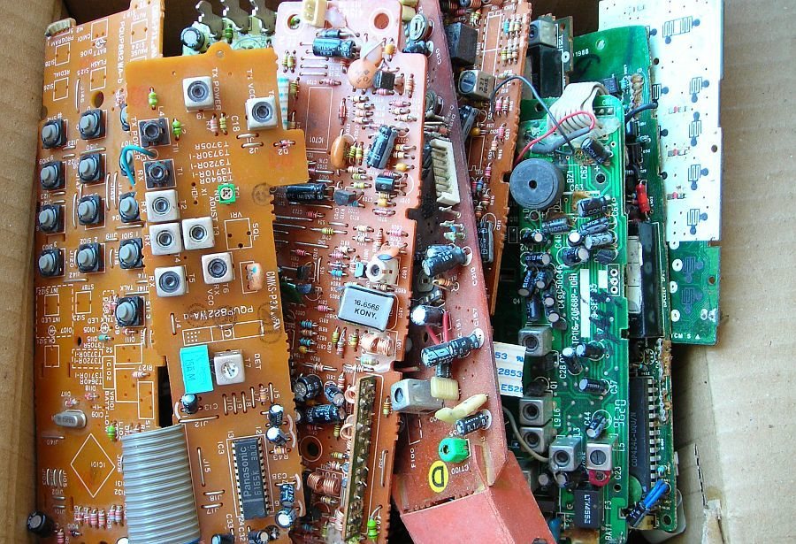 Las placas de viejos teléfonos inalámbricos abundan en muchos talleres