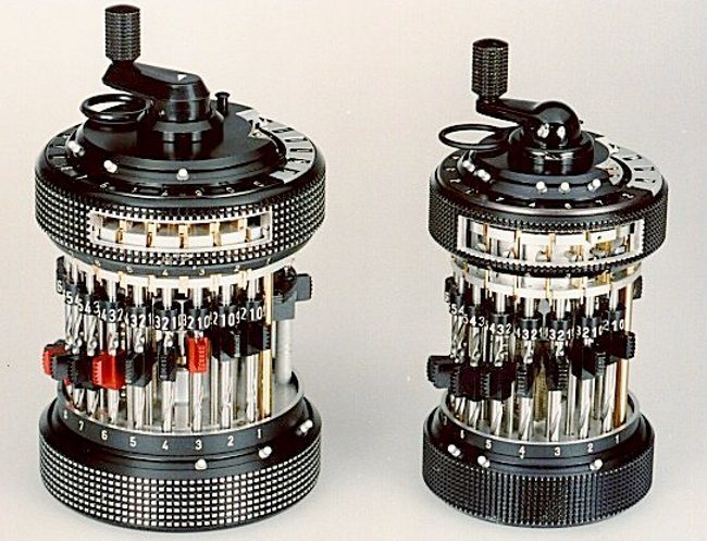 Los dos modelos de Curta que se fabricaron (Helmut G. Ayen/Vcalc.net)