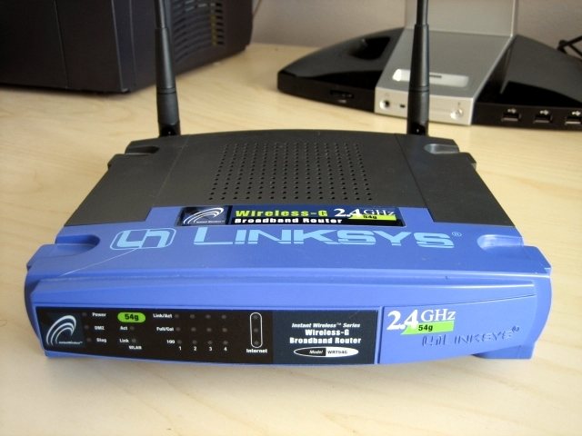 En la imagen, un Linksys WRT54G, clásico entre los routers y ejemplo para nuestra guía (Fuente: Wikimedia Commons)