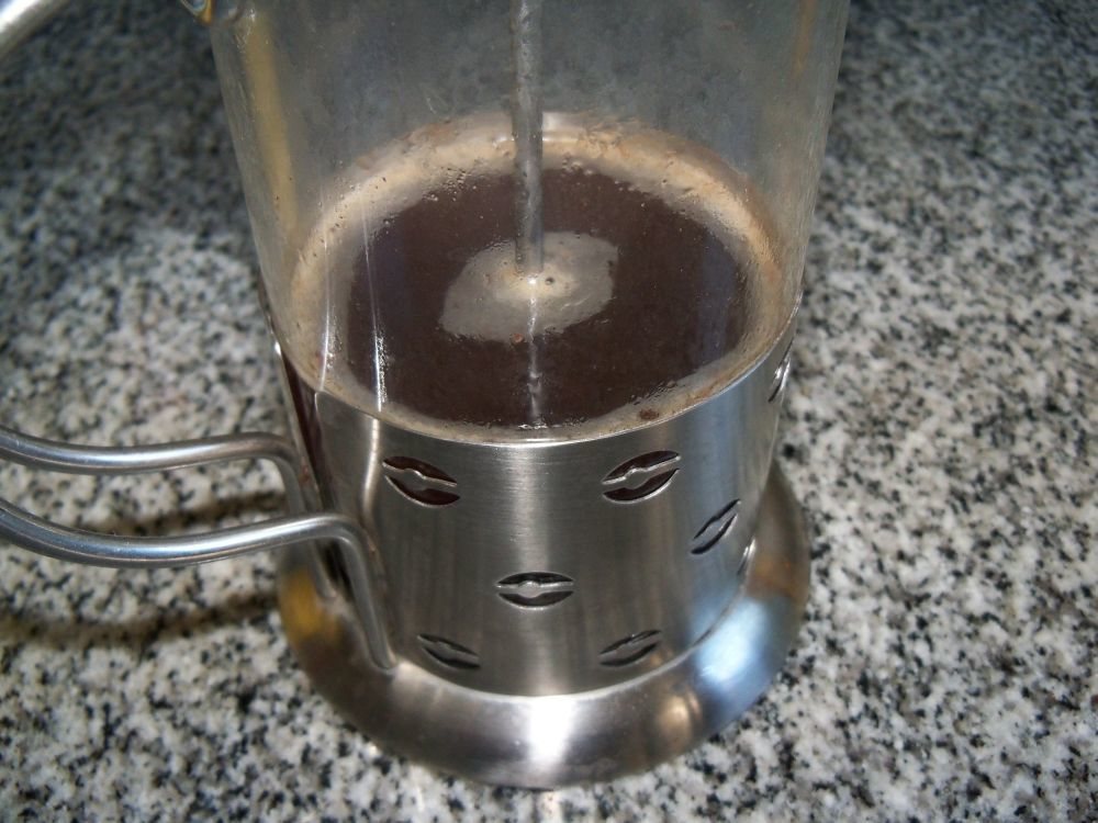 Luego de mezclar el agua y los granos, deja el café estar por 4 minutos.