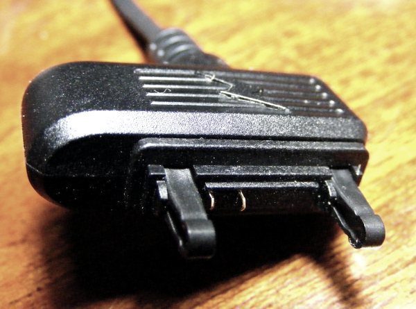El FastPort de Sony Ericsson. Además de ser una pesadilla para los usuarios, es imposible utilizarlo en otros móviles. El cargador único cambiará eso. (Fuente: Wikimedia Commons)