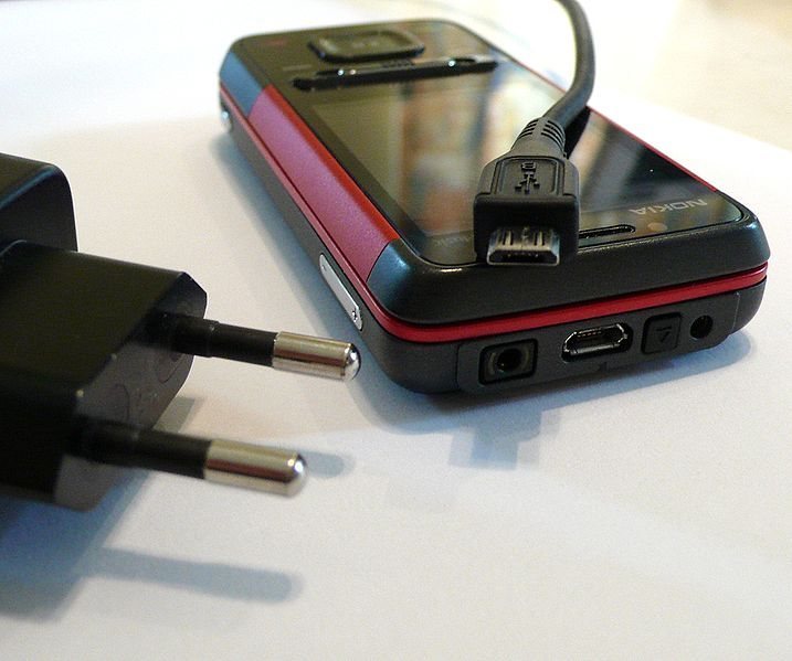 El apoyo de los fabricantes será vital para disparar la proliferación de los cargadores Micro USB (Fuente: Wikimedia Commons)