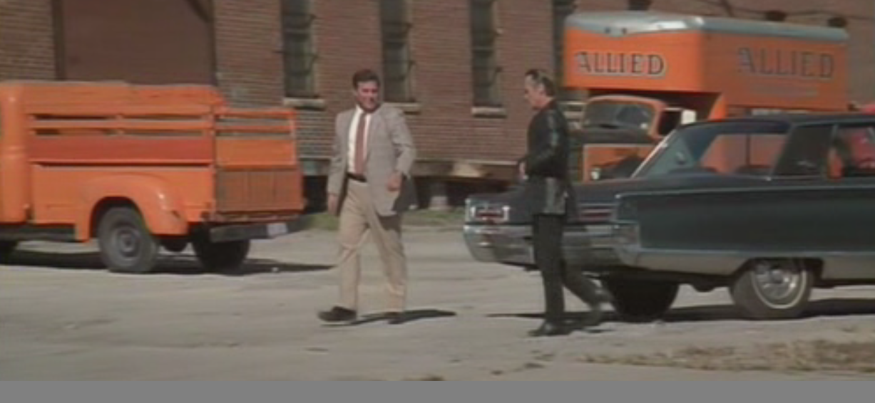 En ese momento vemos unos camiones que pertenecen a una fábrica y los mismos son de color naranja