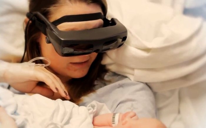 eSight: Mujer ciega ve a su bebé primera vez – NeoTeo