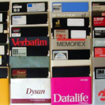 Los disquetes (nombre tomado en la lengua castellana por su parecido a “Casete”) fueron desarrollados por los laboratorios IBM en el año 1967