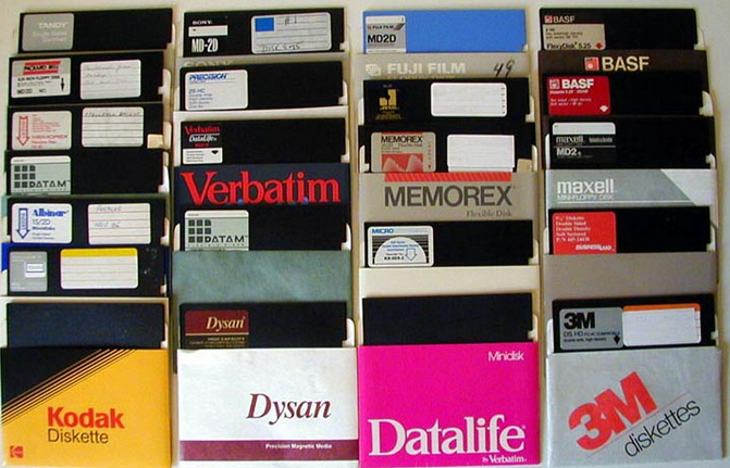 Los disquetes (nombre tomado en la lengua castellana por su parecido a “Casete”) fueron desarrollados por los laboratorios IBM en el año 1967