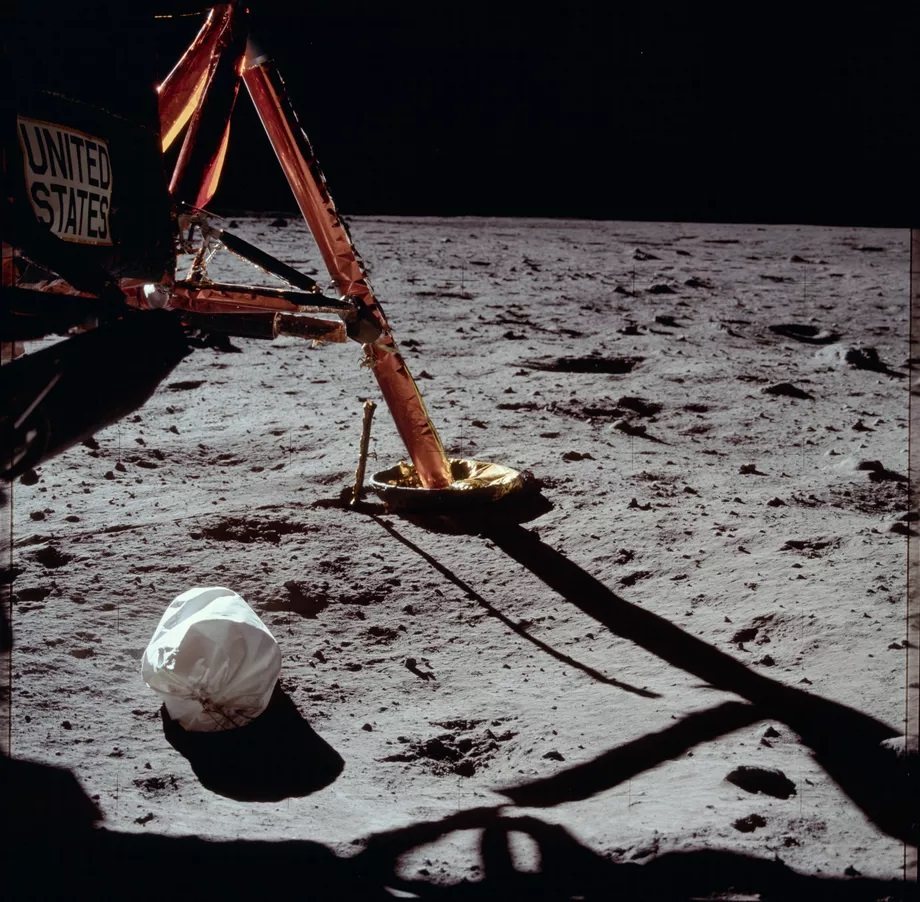 Una de las bolsas que quedó en la superficie lunar