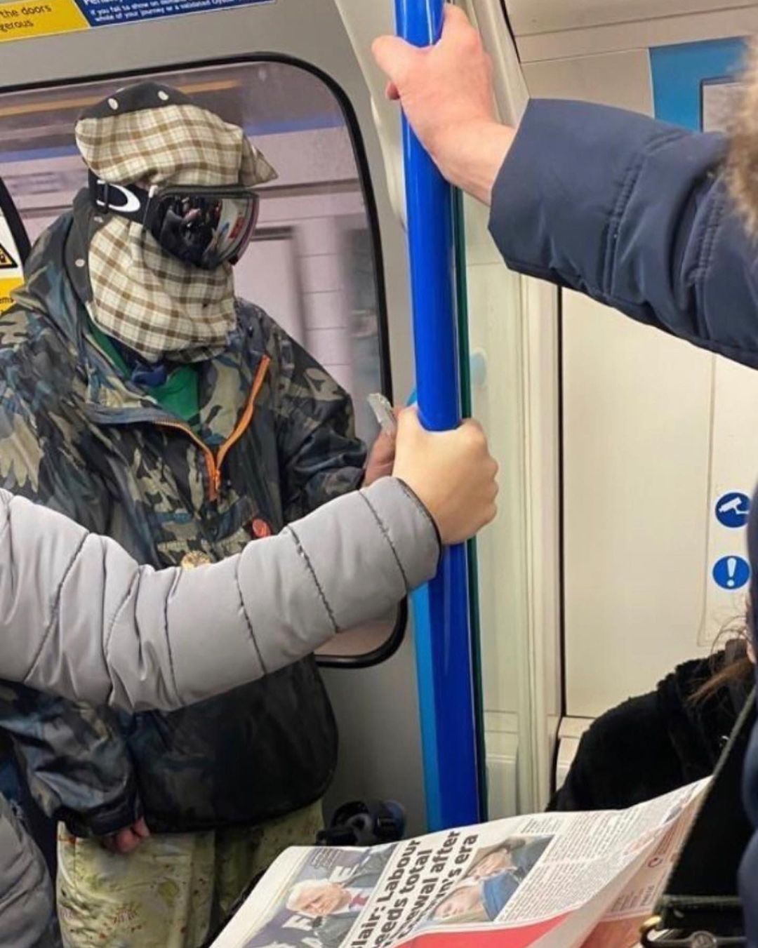 До скольки идет маска. Люди в масках в метро. Люди в медицинских масках в метро. Человек в маске.