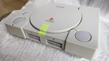 Abriendo una PlayStation 1 original