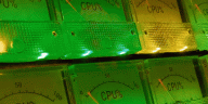 monitor de CPU con medidores analógicos