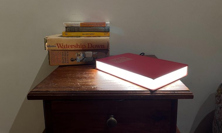 Lámpara LED en libro